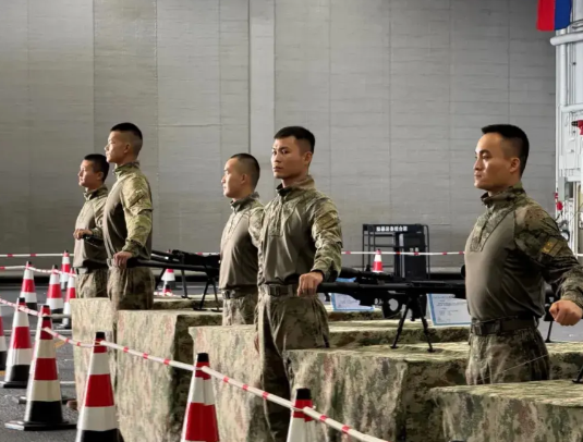 山东舰枪械展示区，士兵为什么用手堵枪口？因为是人民军队用手堵住