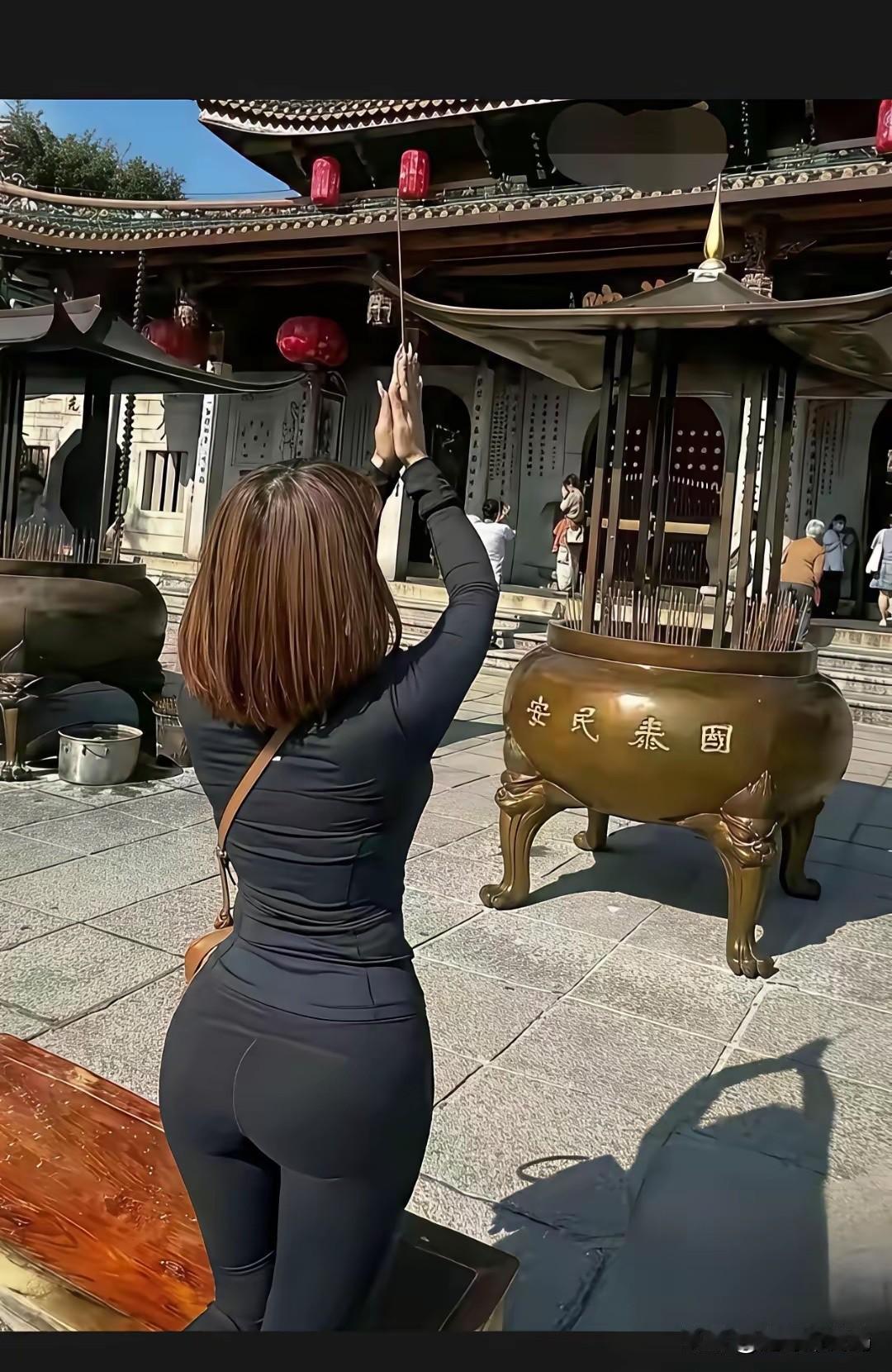 夫人啊夫人，来得寺庙，见得我佛，你心里何所求哇？我在佛前求佛又在何方老婆老