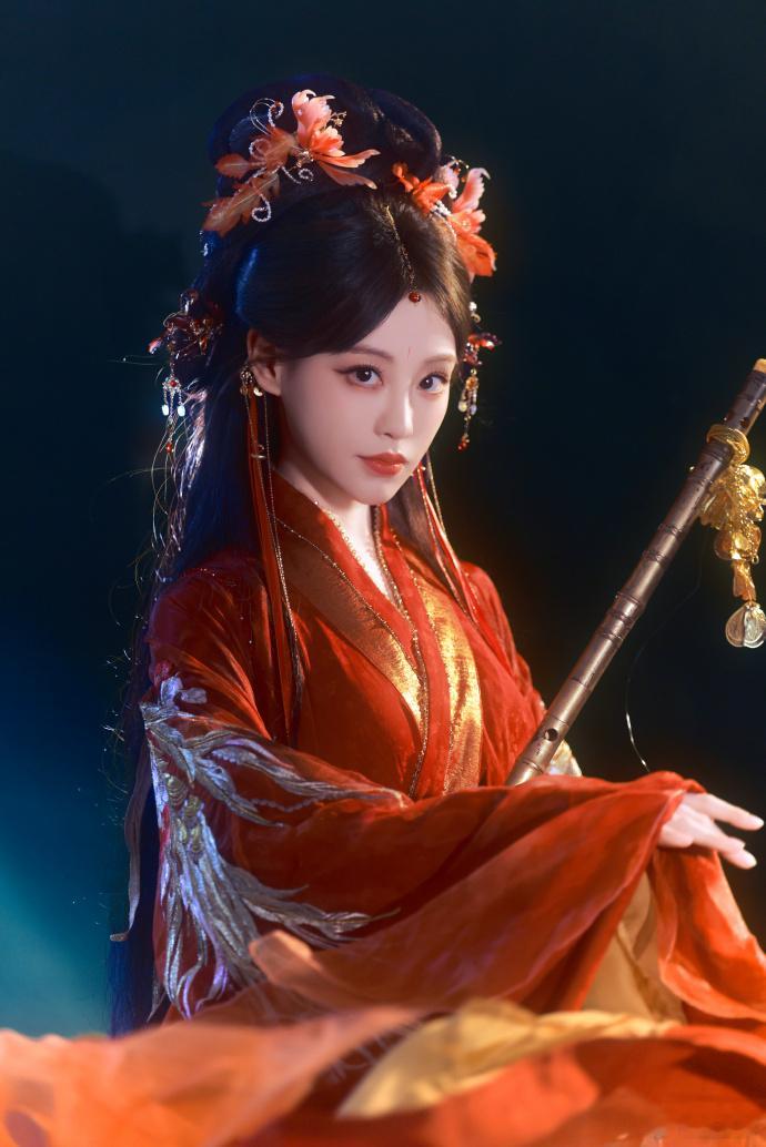 祝绪丹红衣执伞祝绪丹红衣执伞真的是太美了吧，完全就是我梦中的仙子，浓烈的红色的