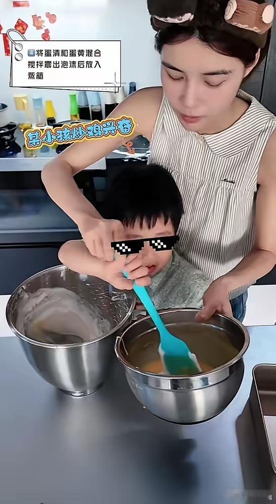 苏醒老婆廖语辰，带着两个儿子在厨房忙活一整天，就为了给他过个父亲节。大儿子像个小