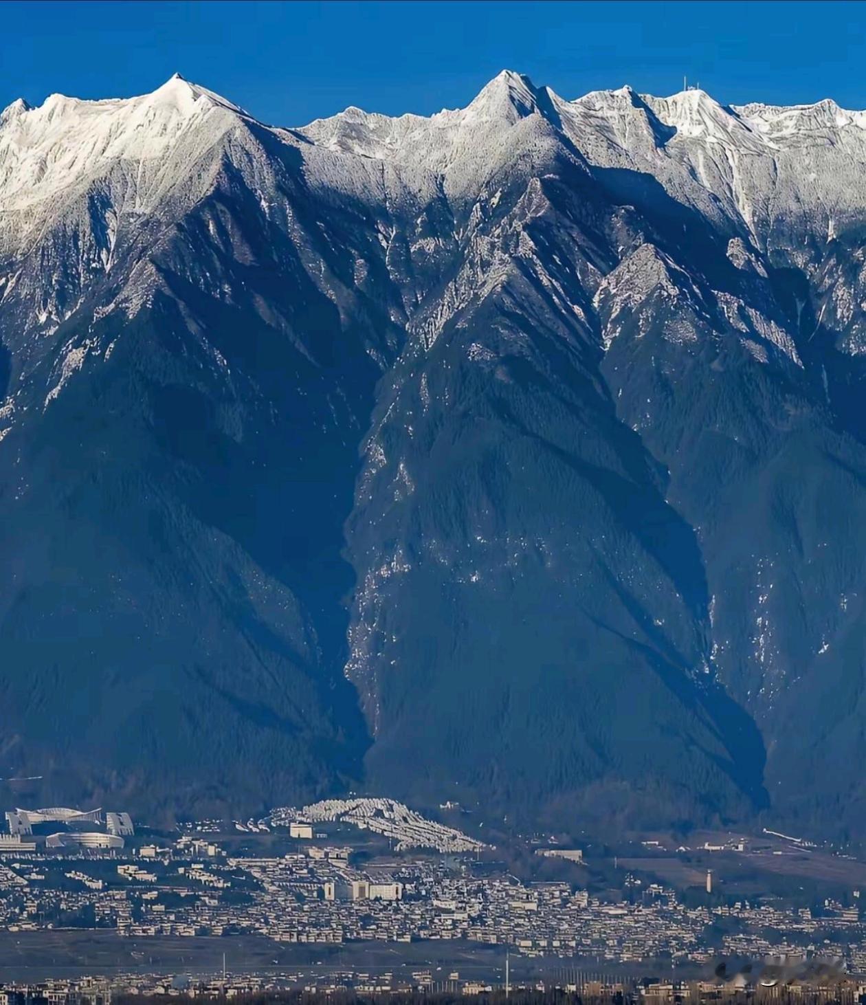 来自苍山的压迫感
