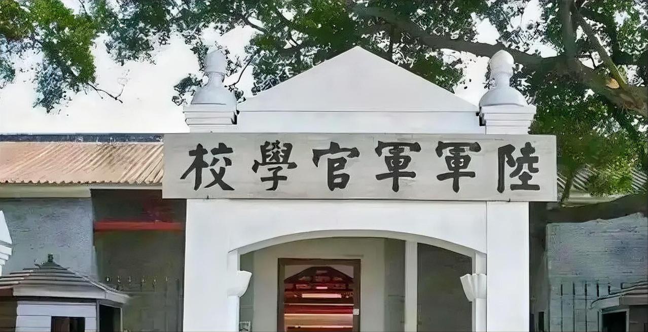 有人说谭延闿题的这几个字并不好看，其实这正是颜体的感觉，这种感觉我们可以用“拙”
