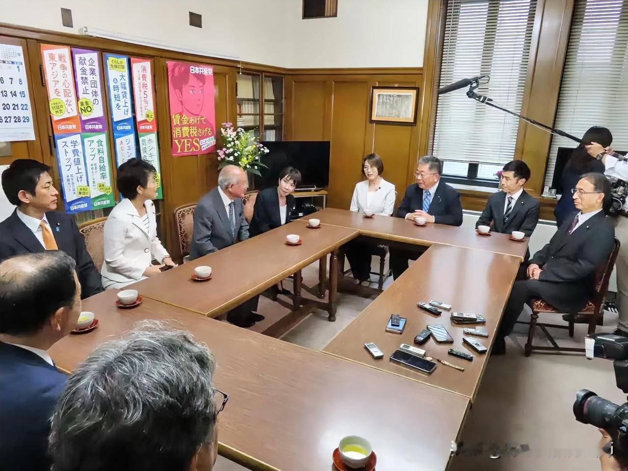 2025年10月8日，自民党新总裁高市早苗带领自民党新执行层拜访日本共产党党团，