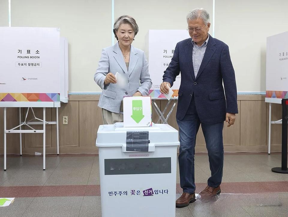 朴槿惠，李明博先后出场拉票29日，文在寅和夫人金正淑用行动开始了拉票。两人在