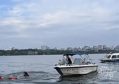 宁静的湖南长沙某水域，一位女子在岸边行走时，突然脚下一滑，跌入水中。惊慌失措的她