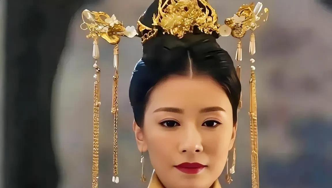 1464年，17岁的朱见深轻轻解开35岁的万贵妃衣衫，不料，他看到万贵妃细嫩肌肤