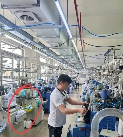 这帮老美活得是真讲究！早上洗澡就跟咱们刷牙似的必须操作，你瞅瞅他们浴室里堆的瓶瓶