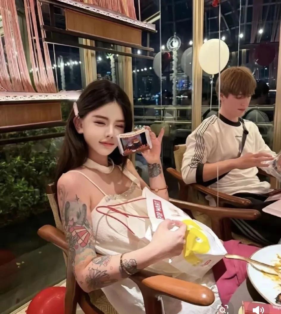 韩安冉真的太搞笑了。外国男友居然是杀猪盘，骗了她100万。年前还在秀恩爱，说找到