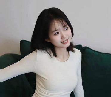 坐在沙发上，穿着白衫和牛仔裤，心情美美哒！???♀?