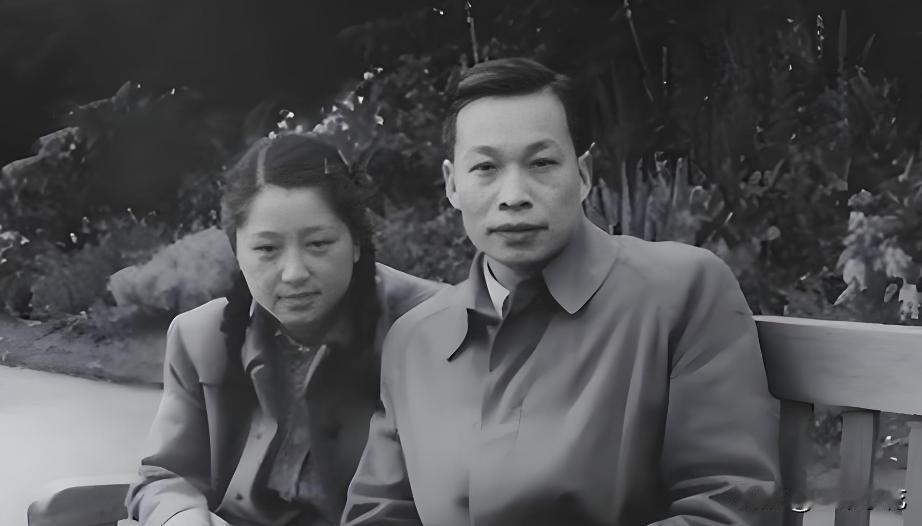 1932年，钱三强以全系第二名考入清华，抬头一看第一名居然是个女的，这个不服气的