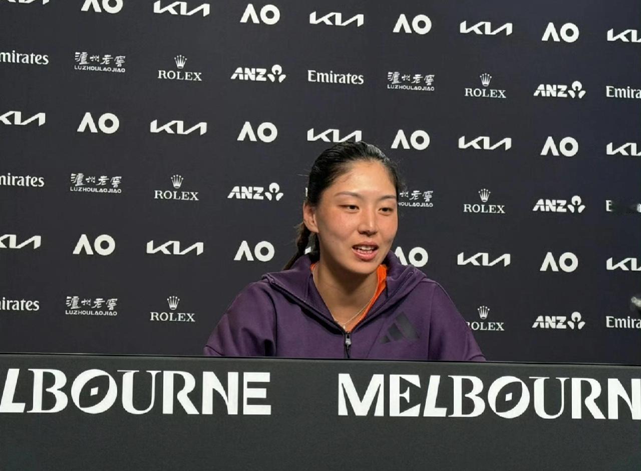 王欣瑜赢球，这段发言挺逗：奥斯塔彭科这个人挺好玩的。赛后发布会，王欣瑜谈到对