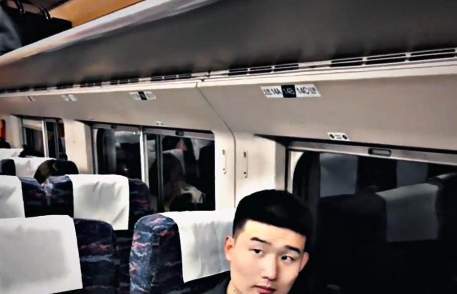 笑不活了！山东，一男子退伍回家，妹妹为了给他惊喜，特意买了同一班高铁，想着给他一