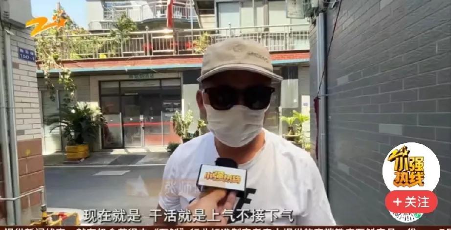 浙江杭州，保安在KTV值班，撞见一对男女打架，他赶紧上前抱住男子劝架，保安松开男
