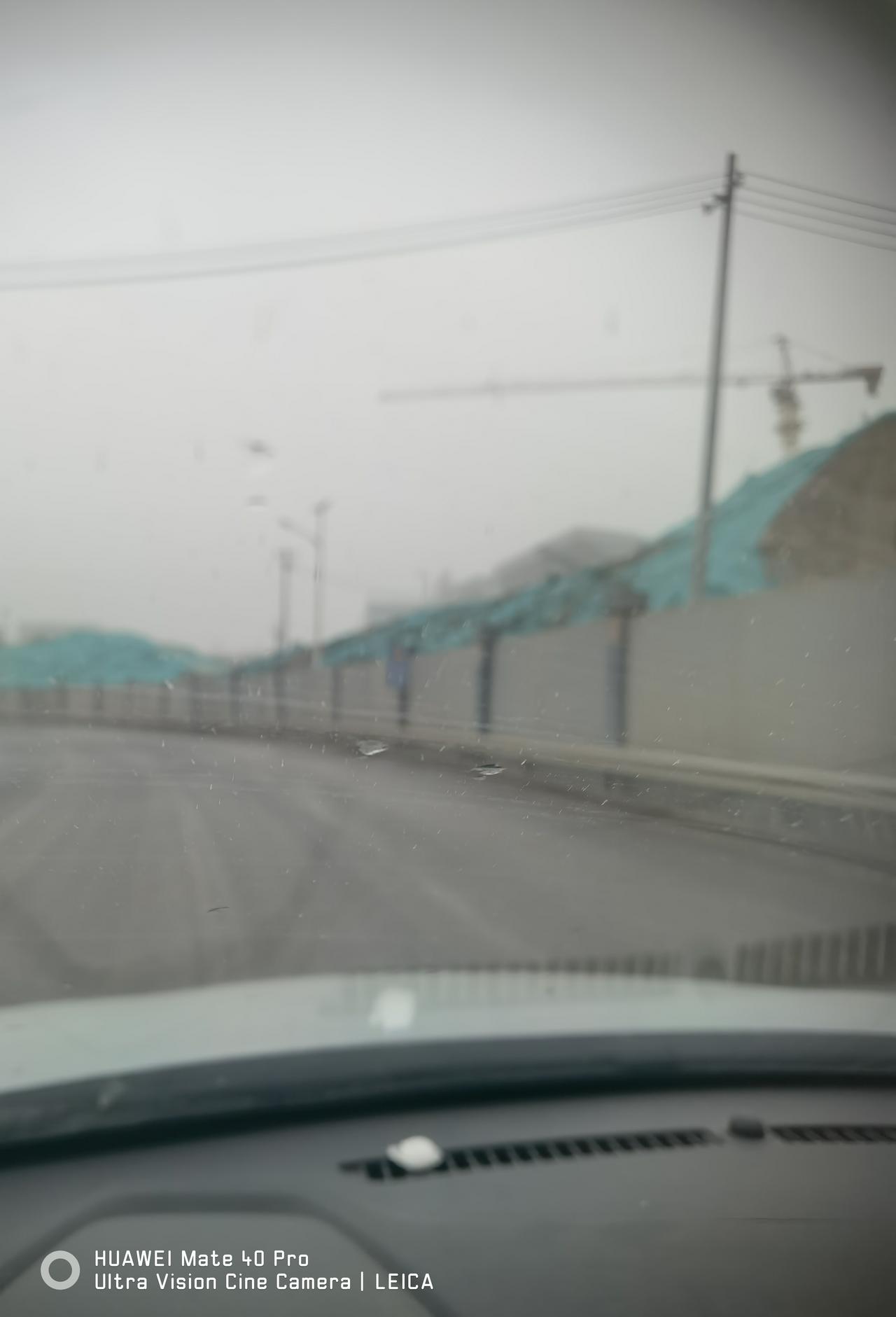 今天路过西安东站，不像网上说的那样基本建成，四周尚在紧张的施工中，路面尚有洒水车