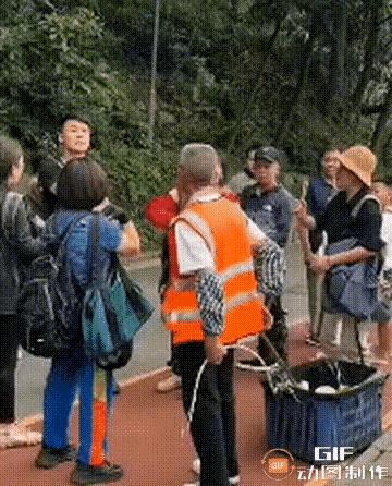 “你再打猴子，我就打你。”一江苏南京游客火了。他不是做好事火，但是没有素质的谩骂