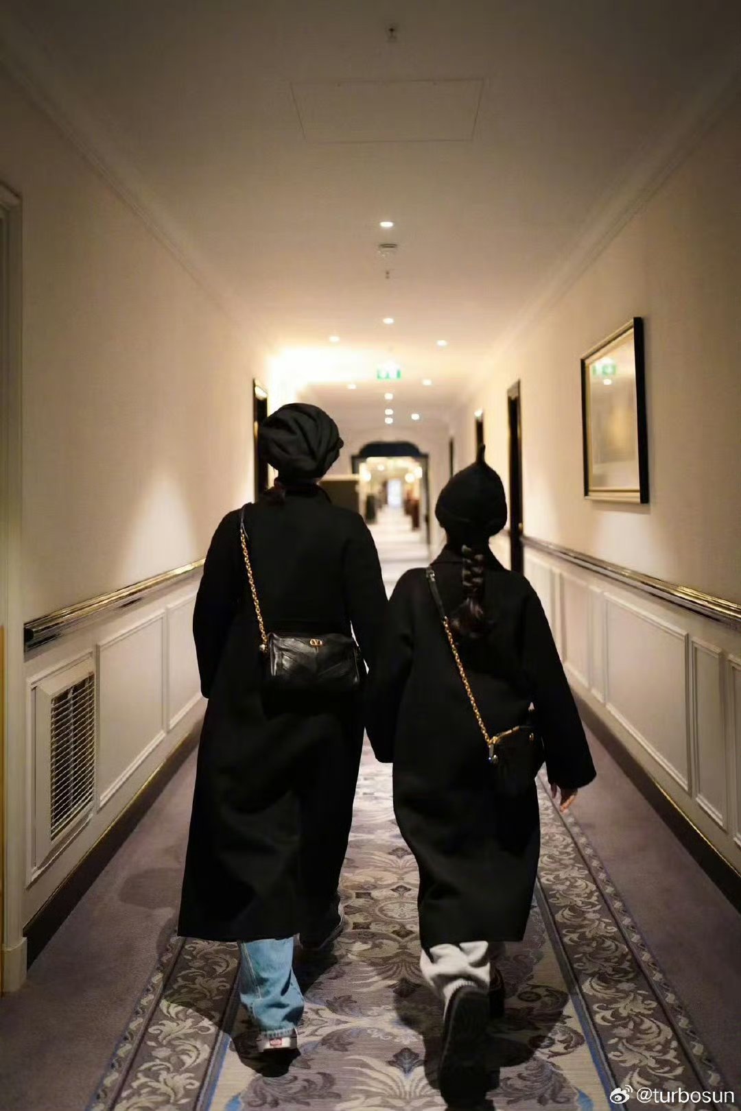 孙俪和小花买亲子装孙俪小花逛亲子服装店孙俪和小花逛亲子服装店，哈哈哈哈两人买了可