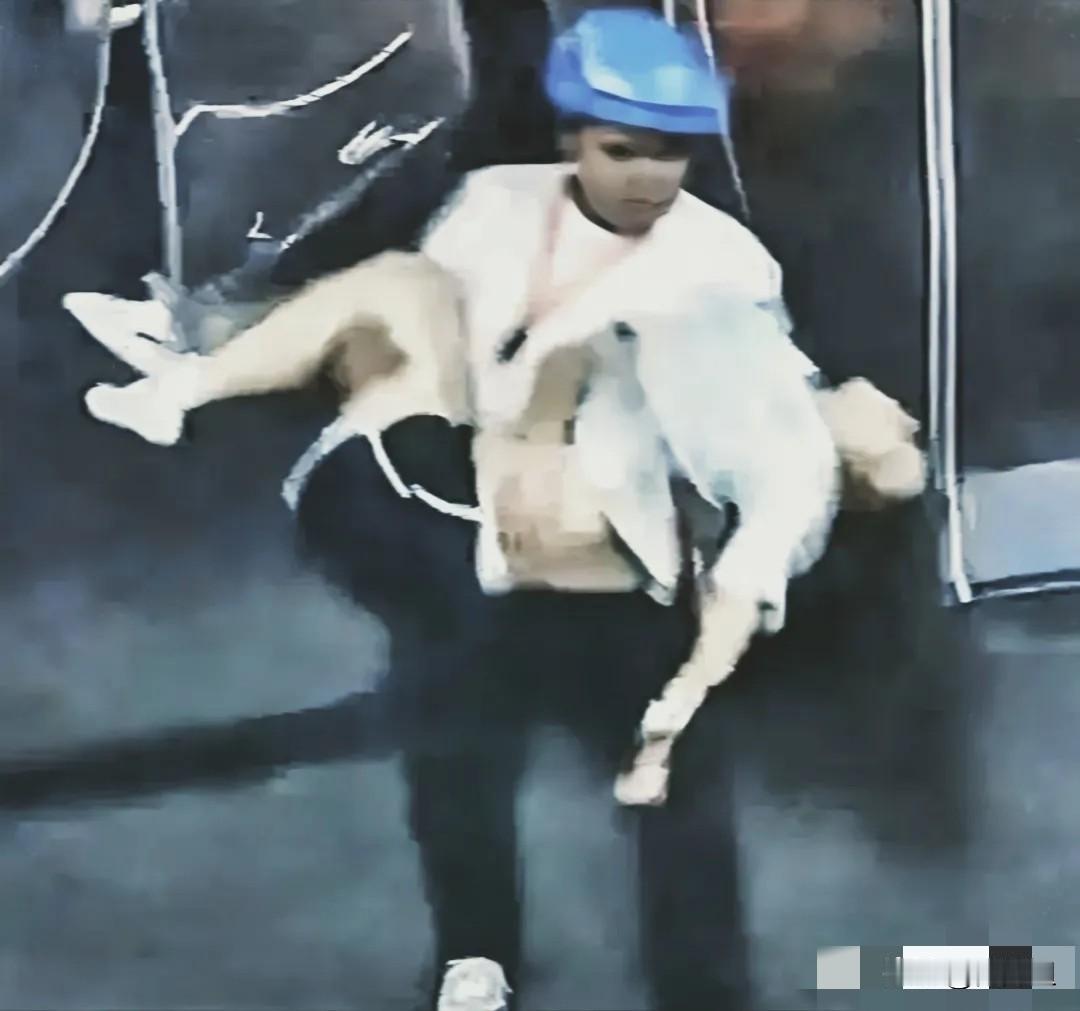 外卖小哥功德又+1！一外卖小哥去炸鸡店拿单子时，恰巧碰到老板女儿倒在地上，小