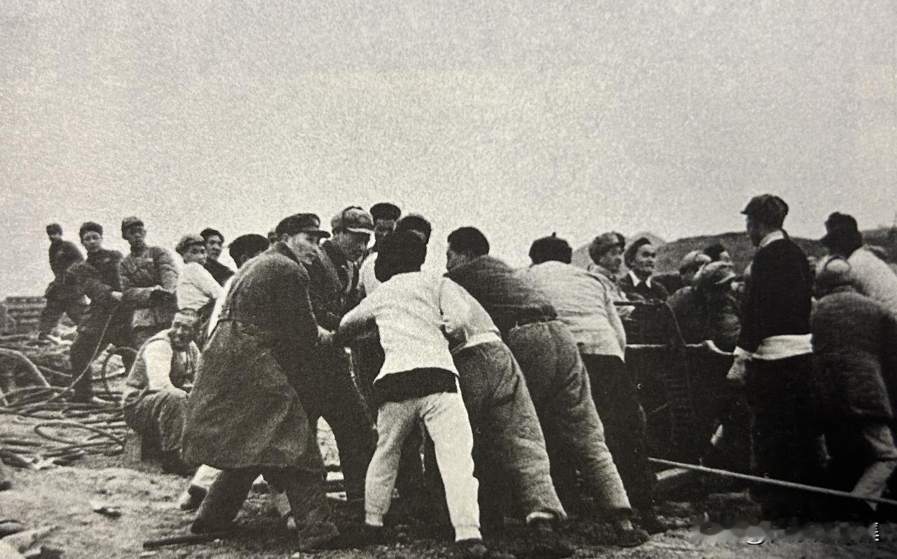 1949年，人民解放军正在打捞沉没的国民党“长治”舰，穿大衣者为张爱萍。当年9月