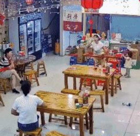 婆媳争吵，婆婆竟连扇儿媳两个耳光！午后，自家小餐馆生意冷清，男人悠闲地跷