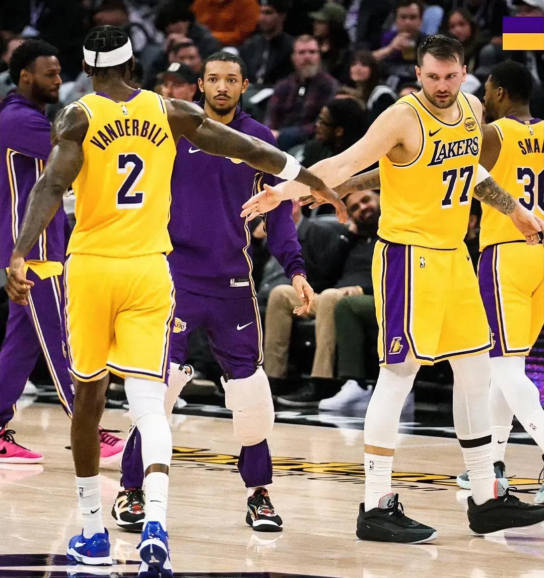 教练确实有问题，阵容更有问题去看看掘金，二阵也随便赢球，湖人这边缺个人就输球。