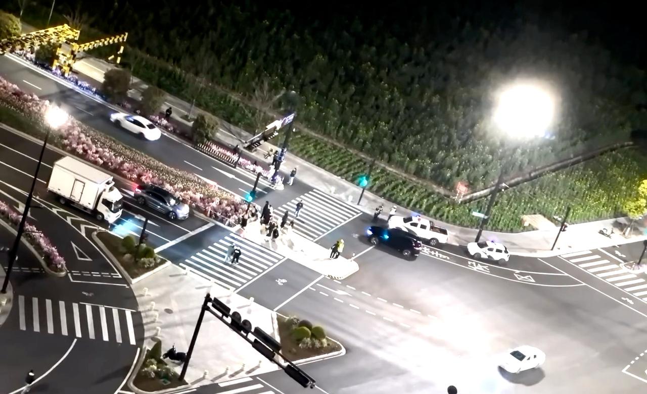 凌晨一点还坚守在杭州花坛的警察天这么冷还有这么多人凌晨打卡，真切感觉到了网络