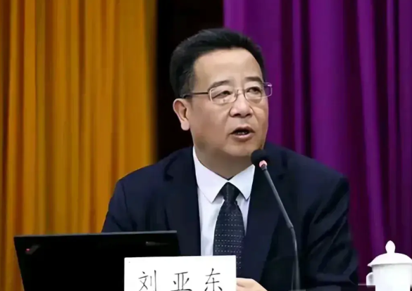最近协和医学院"4+4"项目被推上风口浪尖，南开大学新闻学院院长刘亚东突然发文力