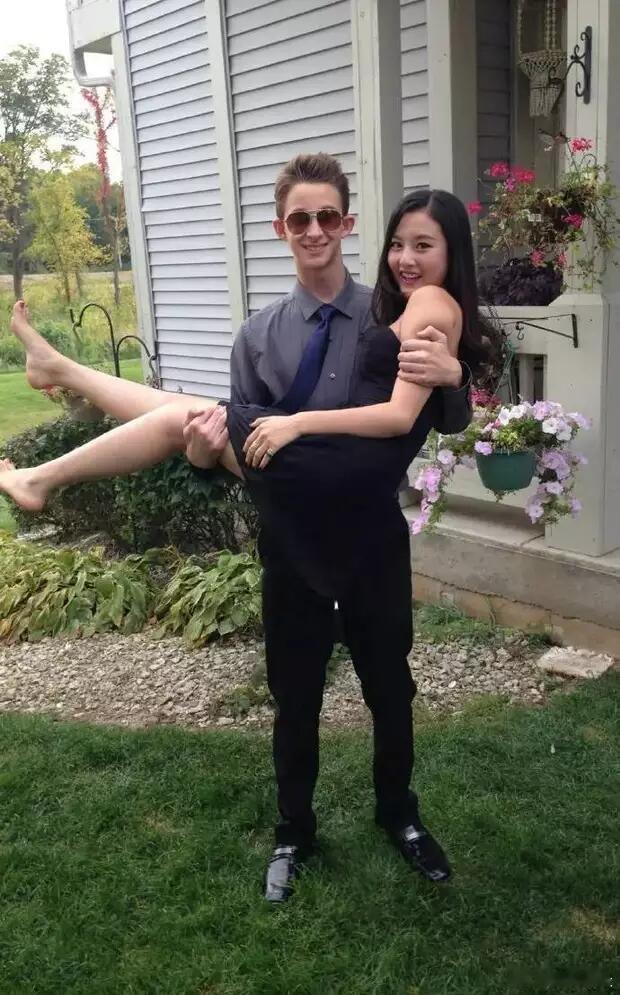 美高留学时的宋祖儿，那时还有点婴儿肥。她和寄宿家的小伙子关系蛮亲密，一个人在美国