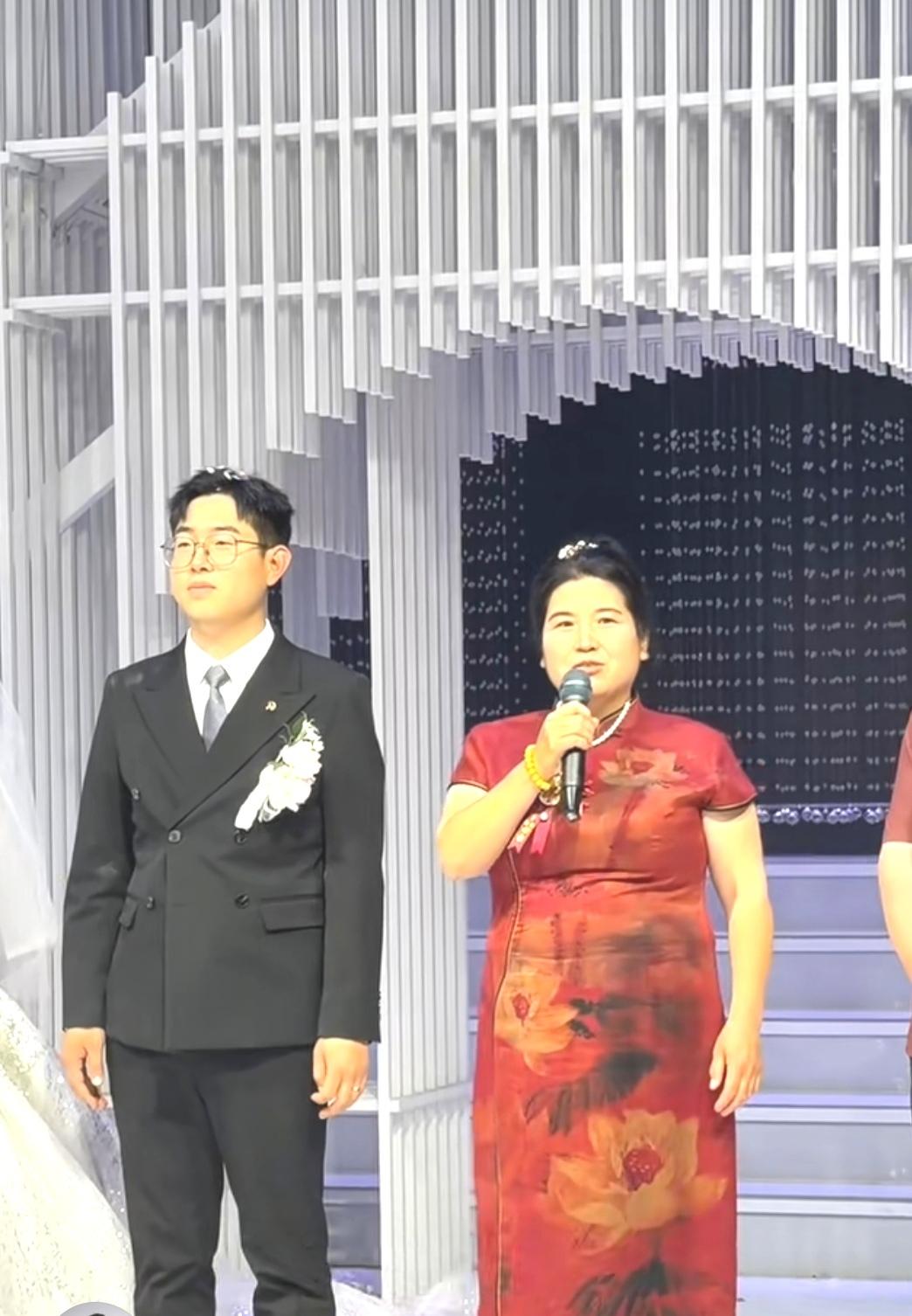 湖北一姑娘结婚，没要男方一分彩礼。爸妈陪嫁一辆400万的车，外加600万现金。婚