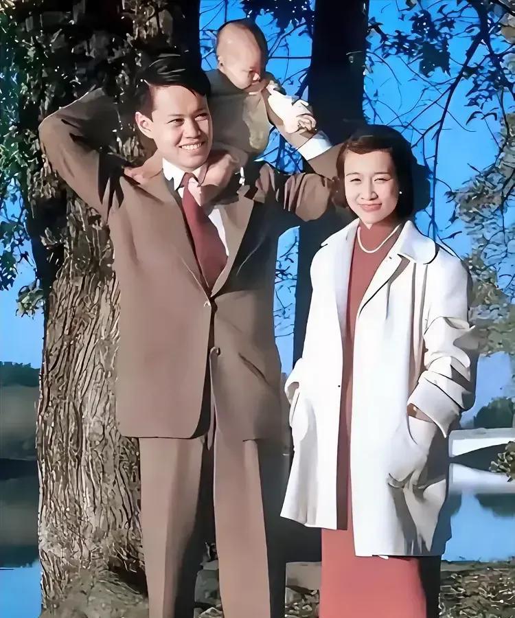 1957年杨振宁和原配妻子杜致礼，儿子一家三口合照，好温馨幸福一家人。才子配佳人