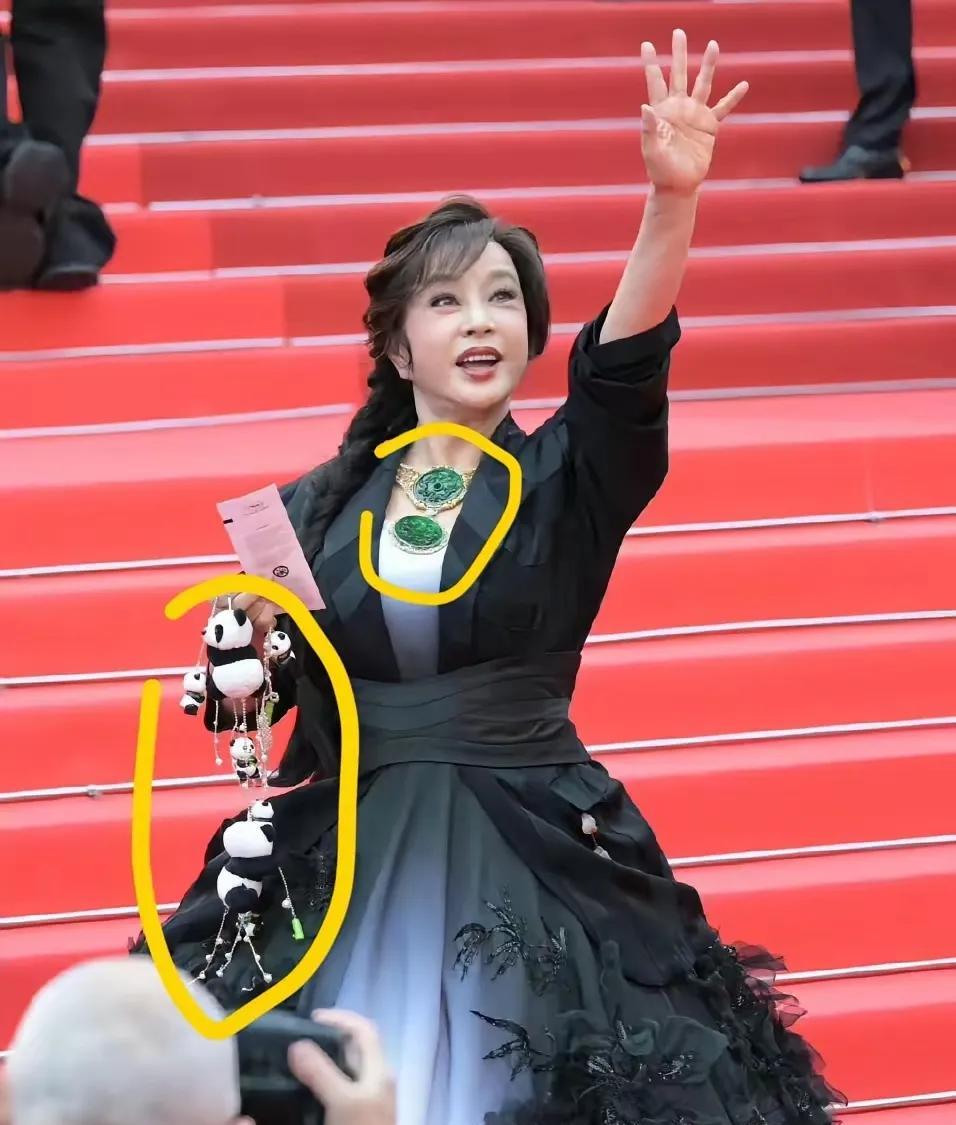 看到戛纳红毯上的刘晓庆我真的很想要她的联系方式，向她拜师学艺，不是学演戏、打扮