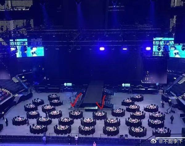 这个角度像双c，这个桌子往前面挪挪就不会有视觉差了。尖叫之夜内场