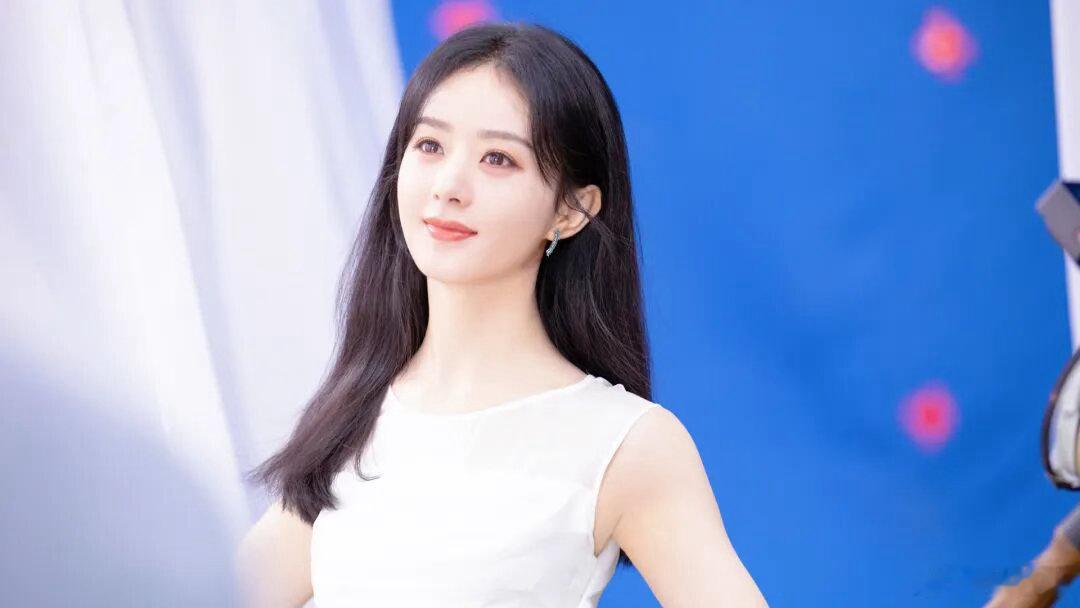1、赵丽颖的下一部剧接触的是电视剧《女刑警队长》，张永新导演，班底是非常不错的，