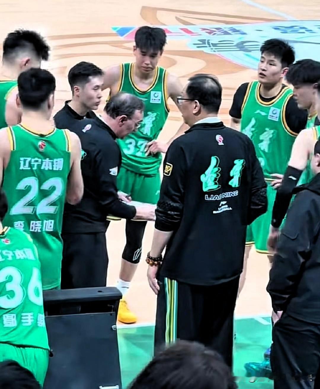 我有一妙计能解困当下的辽宁队，让乌戈当执行教练，杨鸣升任总教练，和丁伟一样，关键