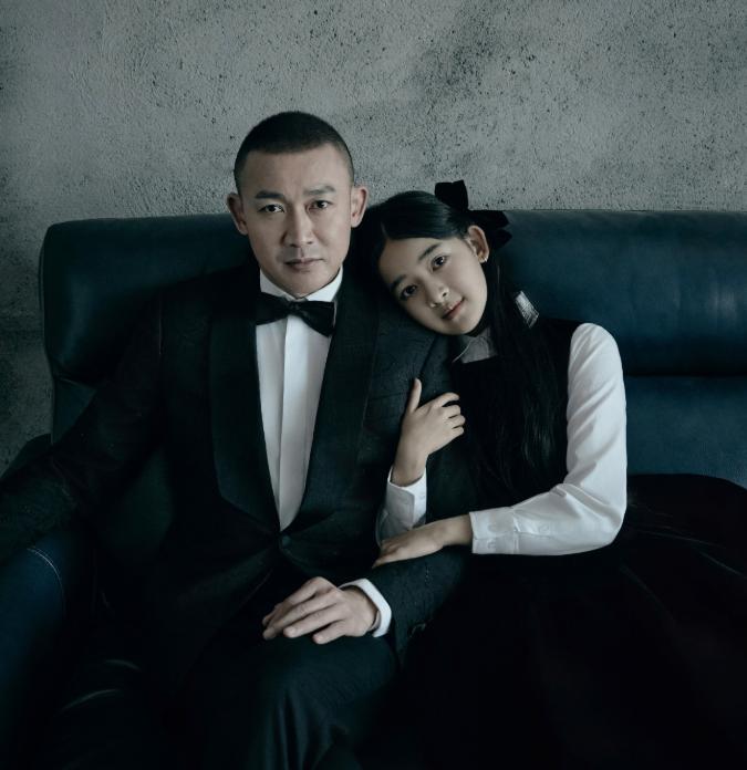 聂远晒出与女儿聂子一的合影。老父亲满眼慈爱，小姑娘漂漂亮亮，父女二人的笑容如出
