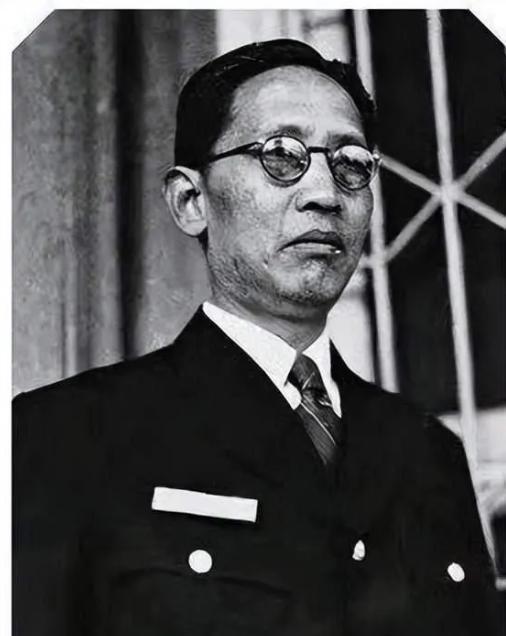 1949年1月，中统特务头子叶秀峰把2700根金条交给儿子，让带着去台湾