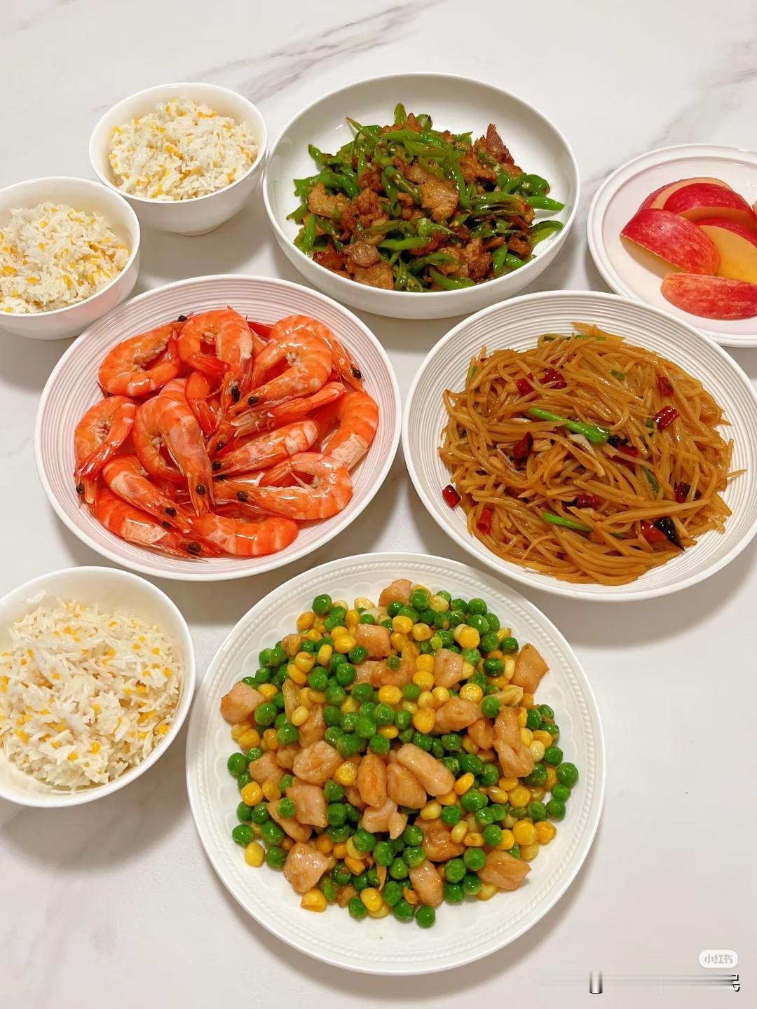 家常饭的快乐，全在这一桌里啦😋往桌上一瞧，这顿家常饭也太香了！红通通的大虾