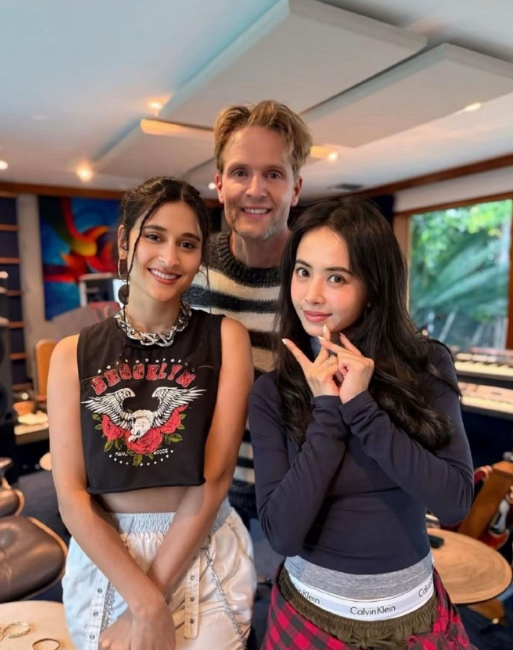 46岁蔡依林和外国友人聚餐，她的穿着很一言难尽，裤头外露，小肚子凸起，太不雅观了