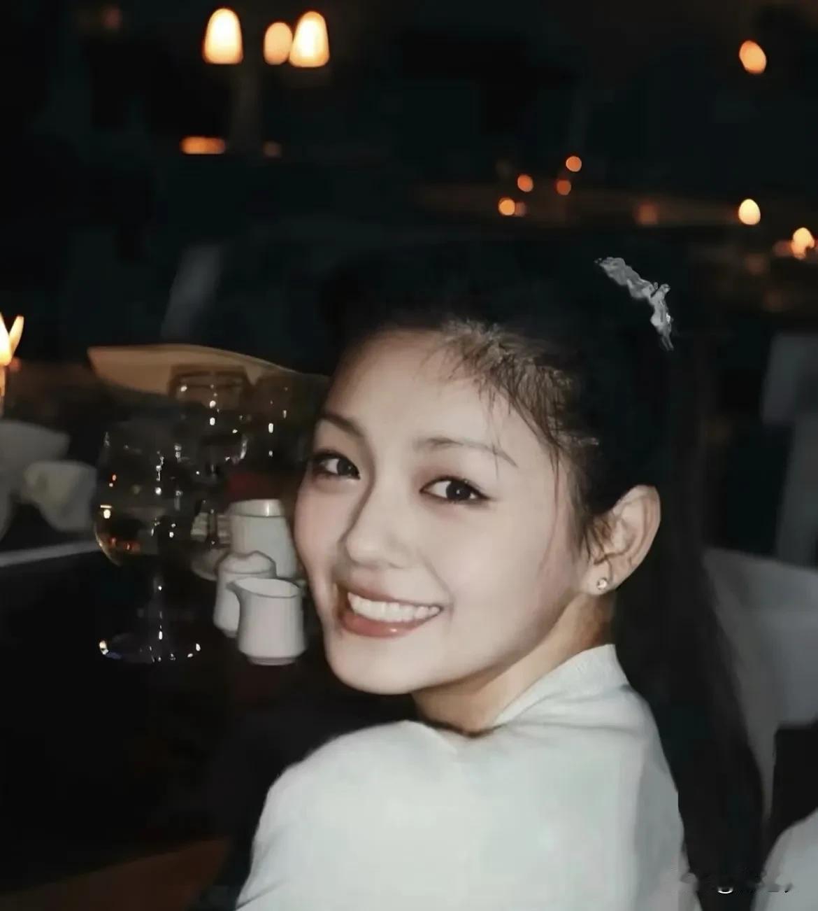 我真的好吃徐熙媛的颜，尤其记得我初中的时候有个年轻女老师长得跟她有点像，有次背书