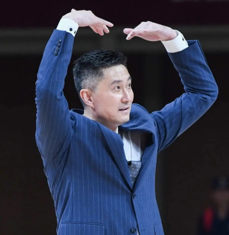 杜锋缺阵，徐昕获得重用！恕我直言，杜锋不在，广东队的年轻球员突然都会打球了。助