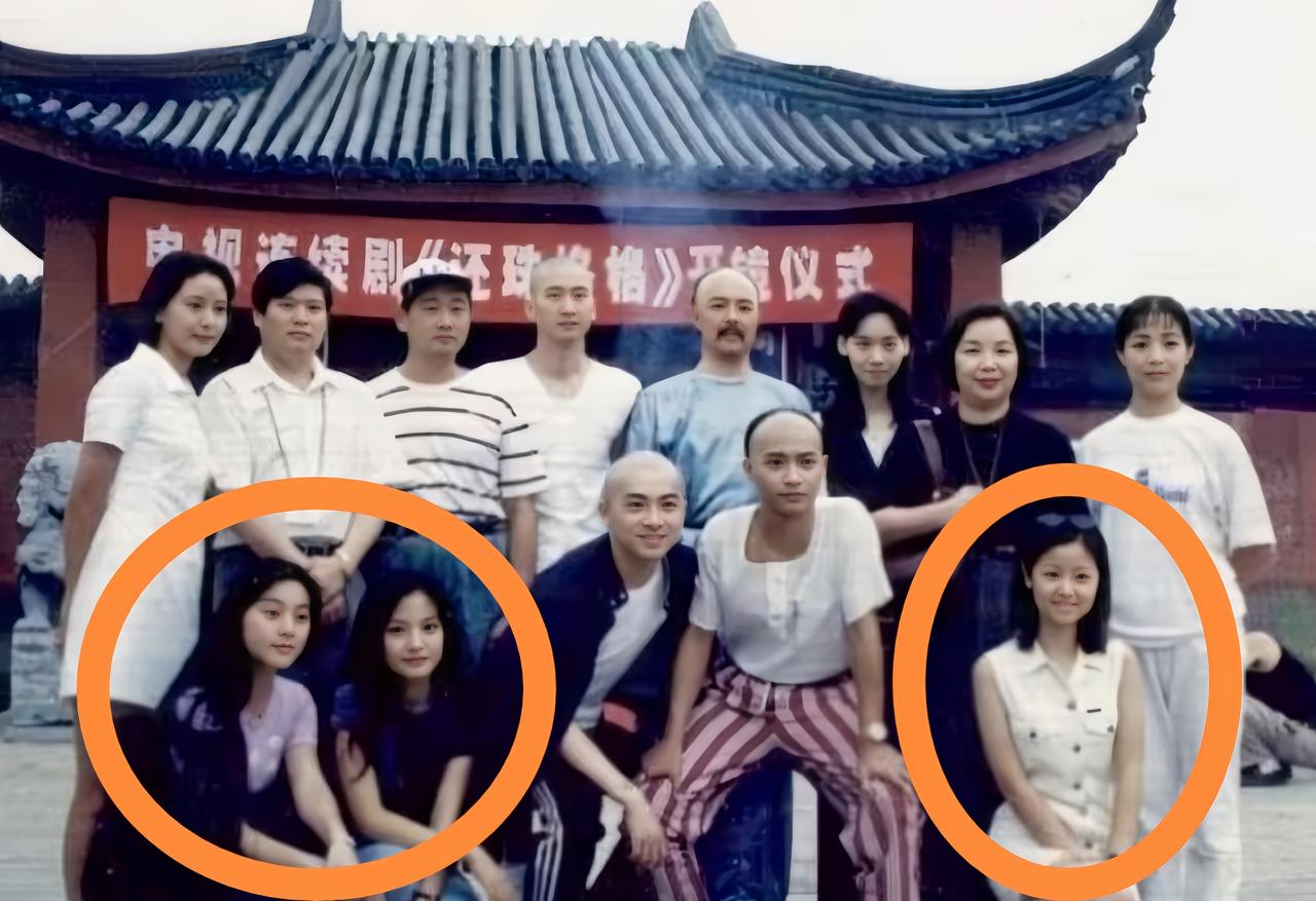 先不说早年《还珠格格》里谁最漂亮，有个细节还挺奇怪的：明明戏里紫薇和金锁对手戏最