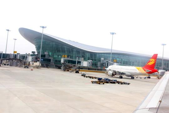 飞机场，居然有骗子，而且是一群骗子。你敢信？扬泰机场登机。机场候机大厅有一群