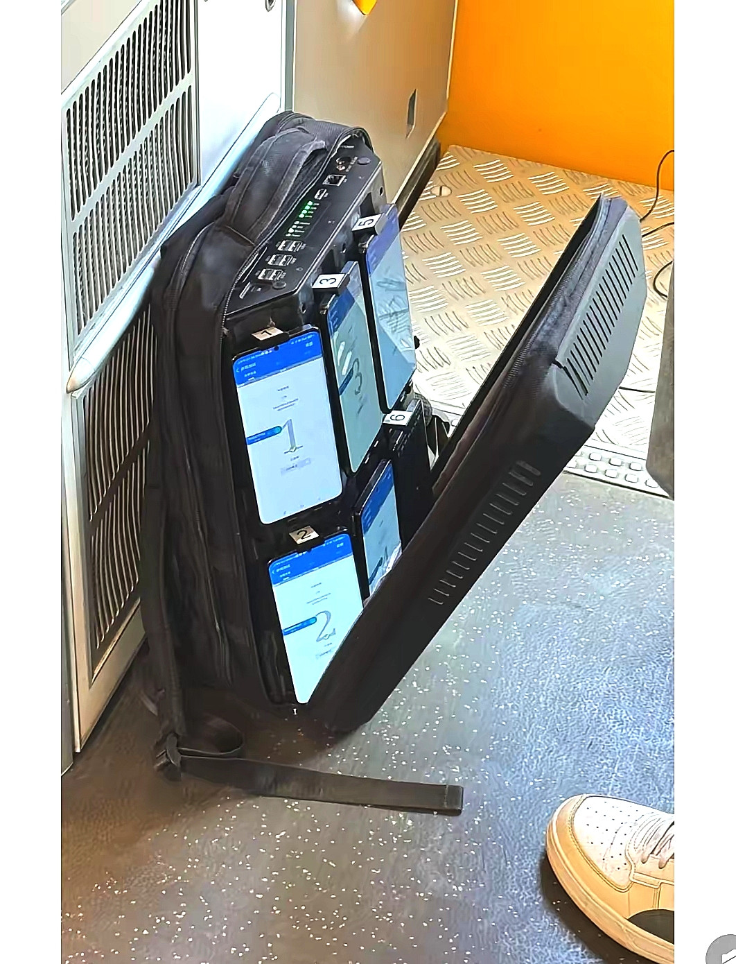 高铁上发现的，这是在做什么？​一包的手机