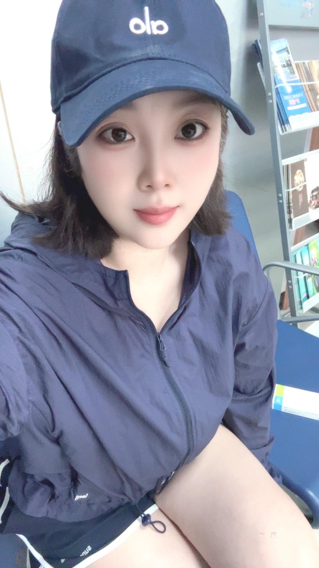 入秋了，该黄的都黄了， 不要再提夏天的事了， 努力赚钱吧， 毕竟秋天的...