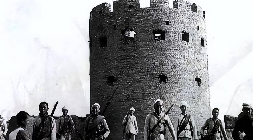 1944年，日军死守炮楼，八路军几番进攻都没能拿下，此时，一位老农路过，看了一眼