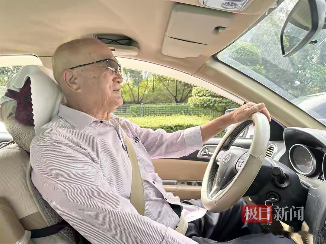 一位90岁老人,退休后带着老伴,自驾23年游遍全国,两人相互照应,共同欣赏祖国的