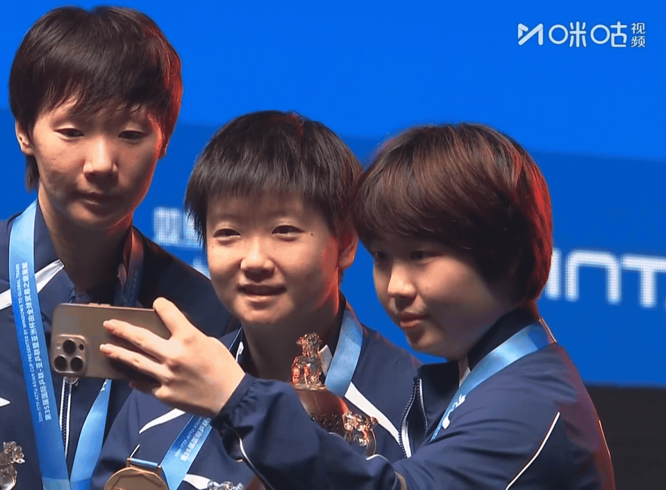 蒯曼也太可爱了[捂脸哭]！你能看出来头摇的像拨浪鼓一样的蒯曼说的什么吗？[笑着哭]