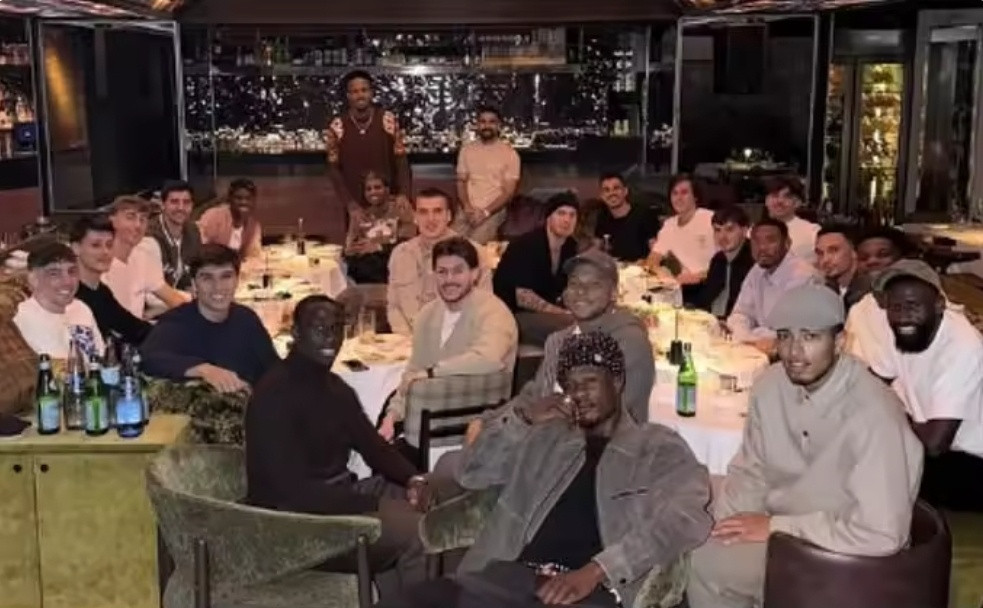 西媒：皇马一线队所有球员聚餐至深夜，主帅阿韦洛亚没参加据西班牙媒体cadenas