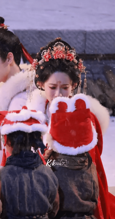 孟子义被小女孩亲了笑不活了！我现在就想返老还童，也去亲一口孟子义这个漂亮姐姐