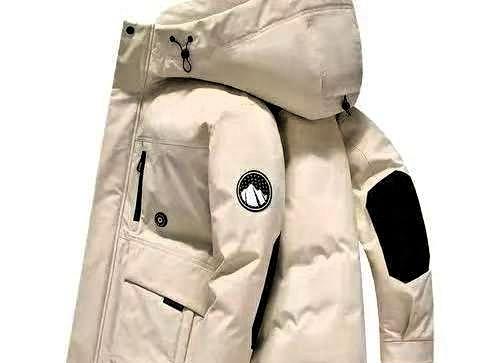 羽绒服市场的天,真的变了。曾经的王者波司登,居然被拉下马。新晋第一名,是很多