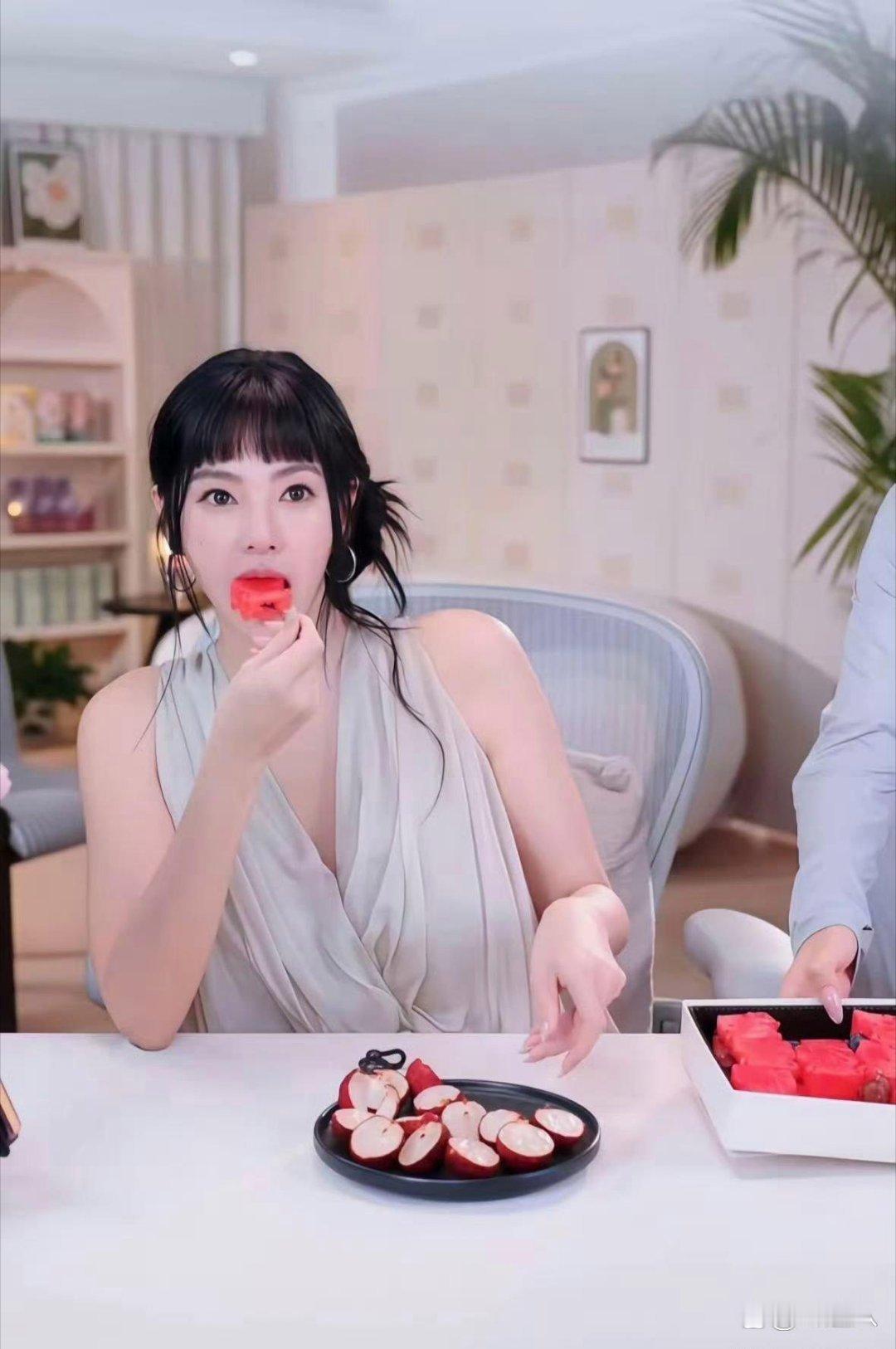 张雨绮这个画风真的好看，不仅漂亮还显年轻，绝了